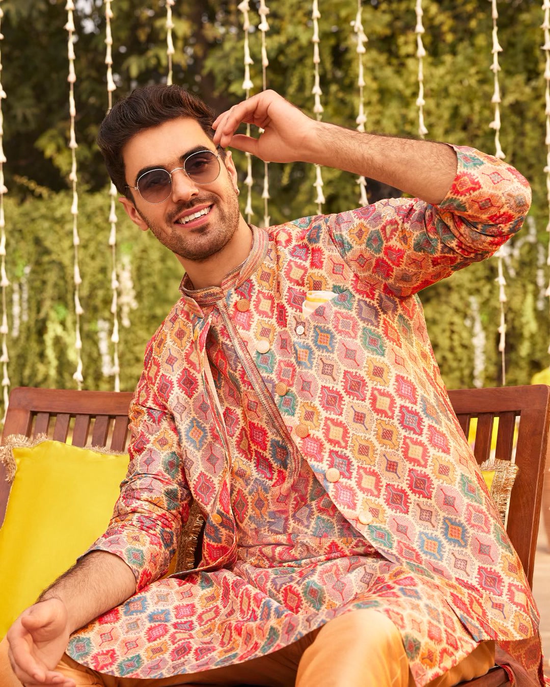 When the kurta pops, the photos follow Find perfect prints that complete your kaala chashma moment at www.manyavar