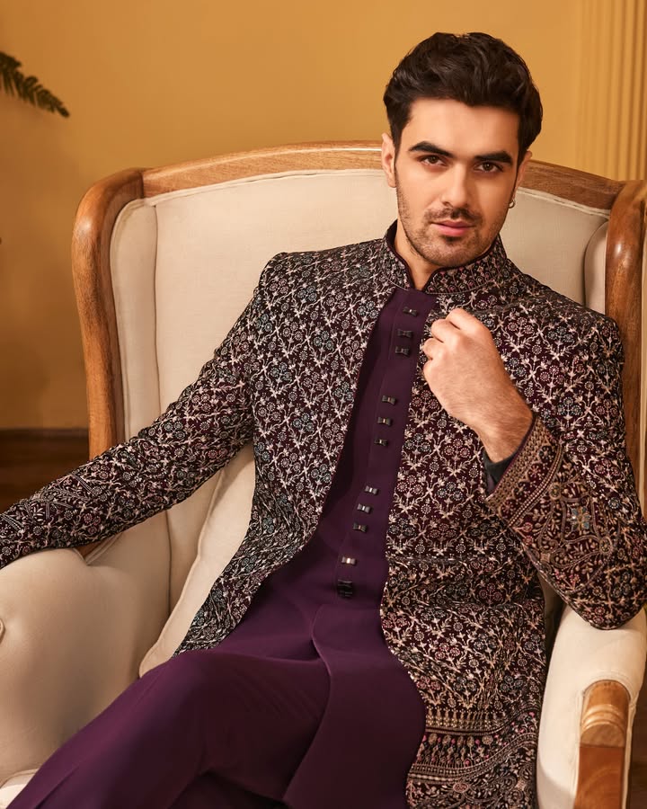 Baith jaaiye, Manyavars Nahi toh iss velvet Indo Western mein compliments le le kar thak jaaoge Discover our regal range o...