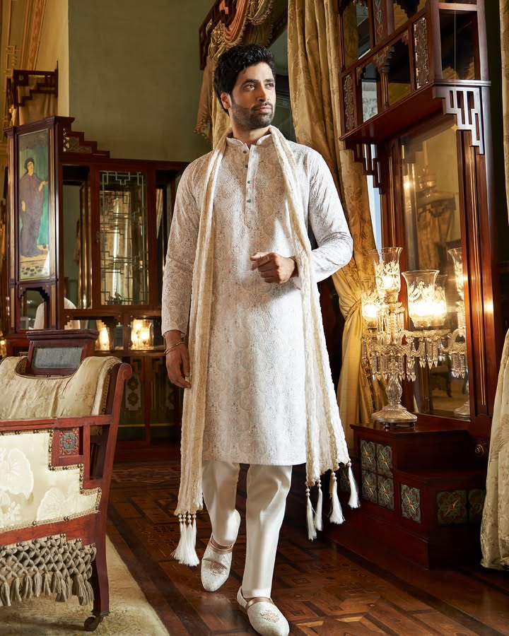 A kurta set that blends heritage with sophistication, capturing the essence of elegance. Crafted for those who embrace tradition with grace and confidence A kurta set that blends heritage with sophistication, capturing the essence of elegance
