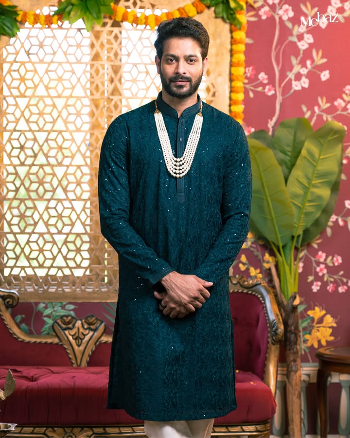 Understated, yet unforgettable. This self embroidered sequin kurta is made for celebrations that call for quiet confidence. Mebaz CelebrationsBeginWithMebaz Understated, yet unforgettable. This self embroidered sequin kurta is made for celebrations that call for quiet confidence