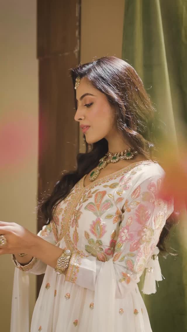 With the festive spirit of Eid in the air, discover silhouettes from Mebaz designed for joyful gatherings, beautiful traditi...