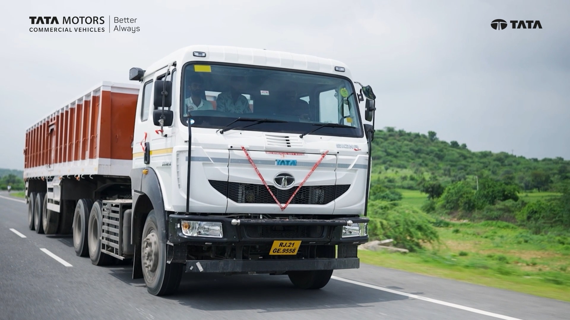 The Tata Signa 5532 is built to handle demanding heavy load operations such as the tiles business