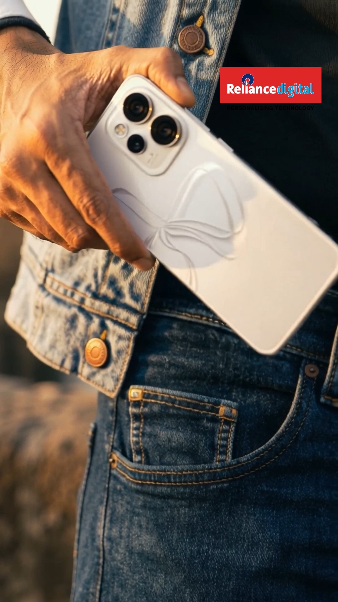 Fits your palm, matches your style, complements your aesthetics Experience the stunning AI Portrait Camera of the Oppo ...