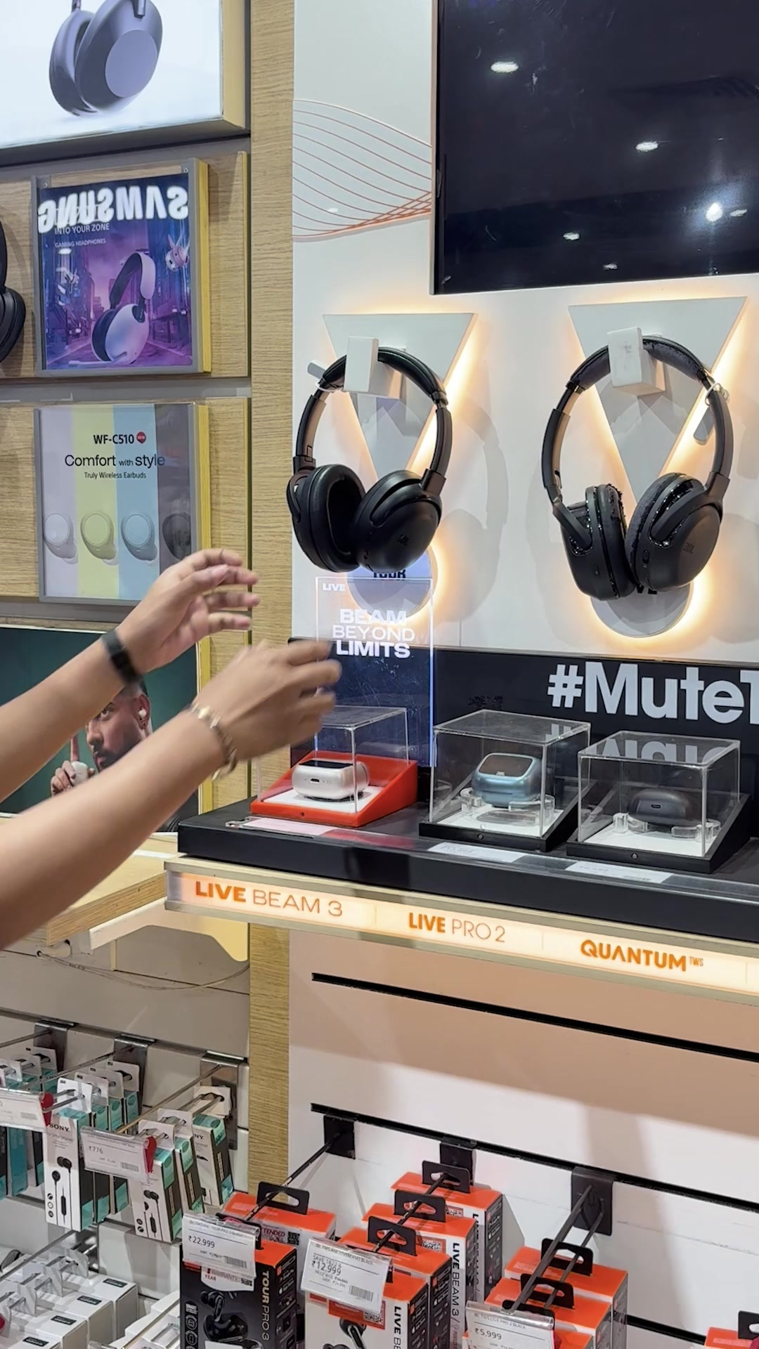 Tech and comics, the combo we didn t ask for but needed Tech, Comic Trend, Pop Art Culture, Illustration, Moment Marketing...