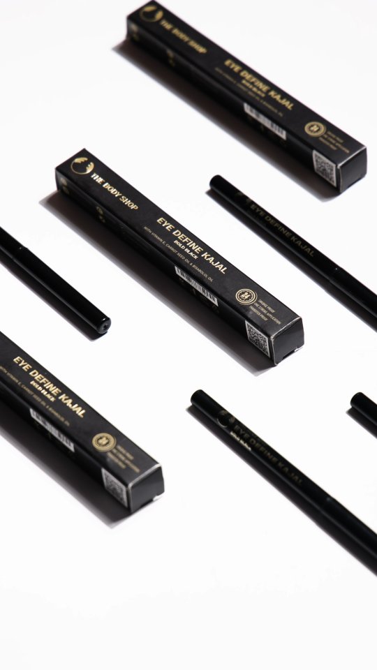 Eyes that do the talking. Precision, pigment, and performance in one swipe