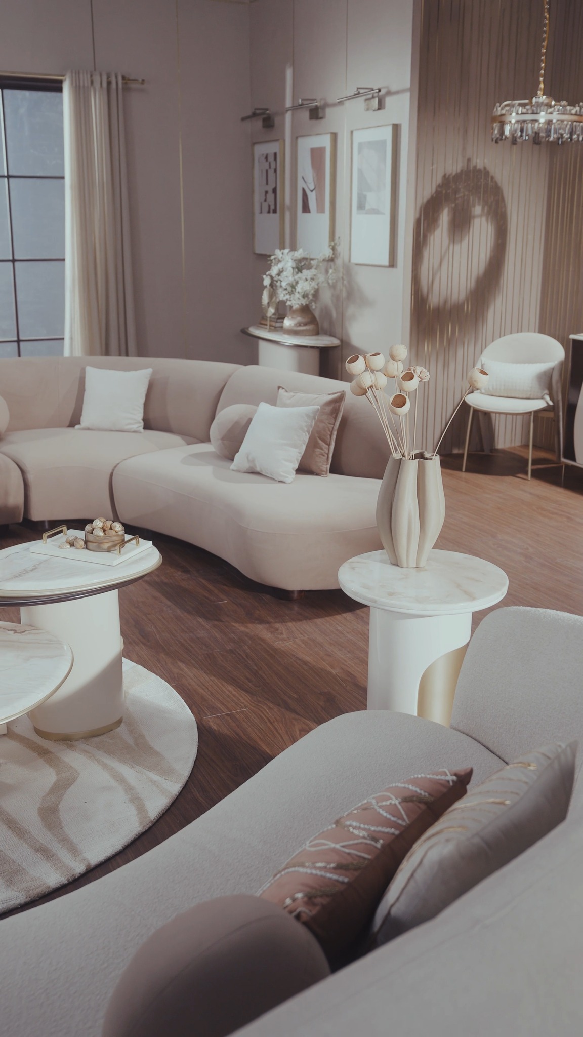 Warm, and full of life Monalisa makes your living room the heart of the home