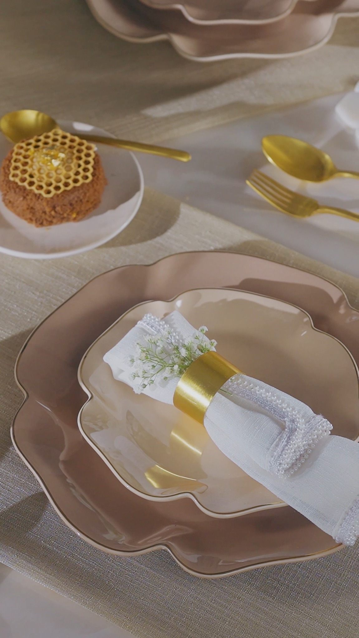 Tablescaping in warm shades, fit for festive coziness Homecentre HomecentreIndia Tablescape MonalisaDining Festive Cozy Tablescaping in warm shades, fit for festive coziness Homecentre HomecentreIndia Tablescape MonalisaDining Festive C...