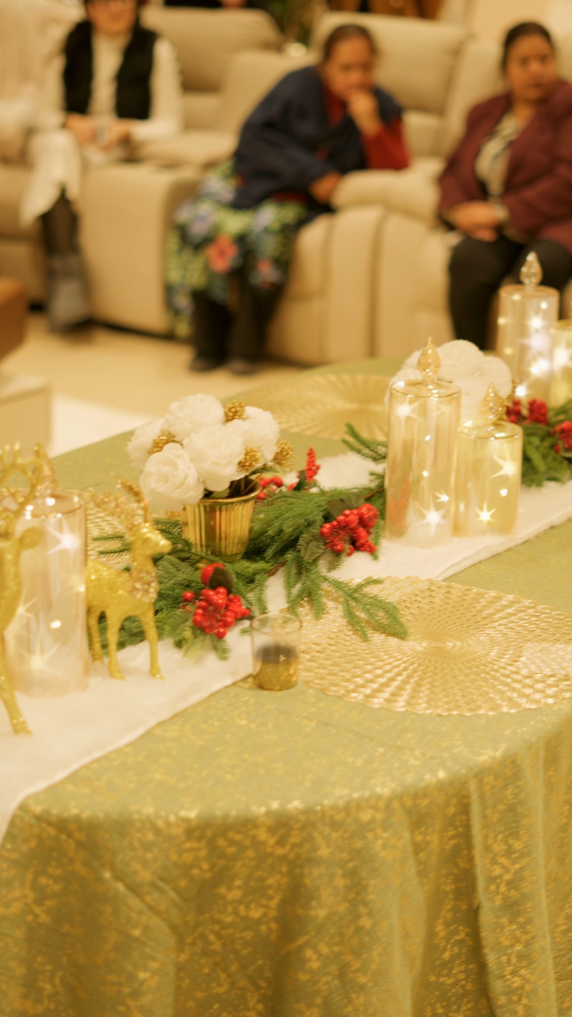 When creativity meets Christmas spirit Catch a glimpse into our Christmas Tablescaping Workshop at Homecentre, City Cent...