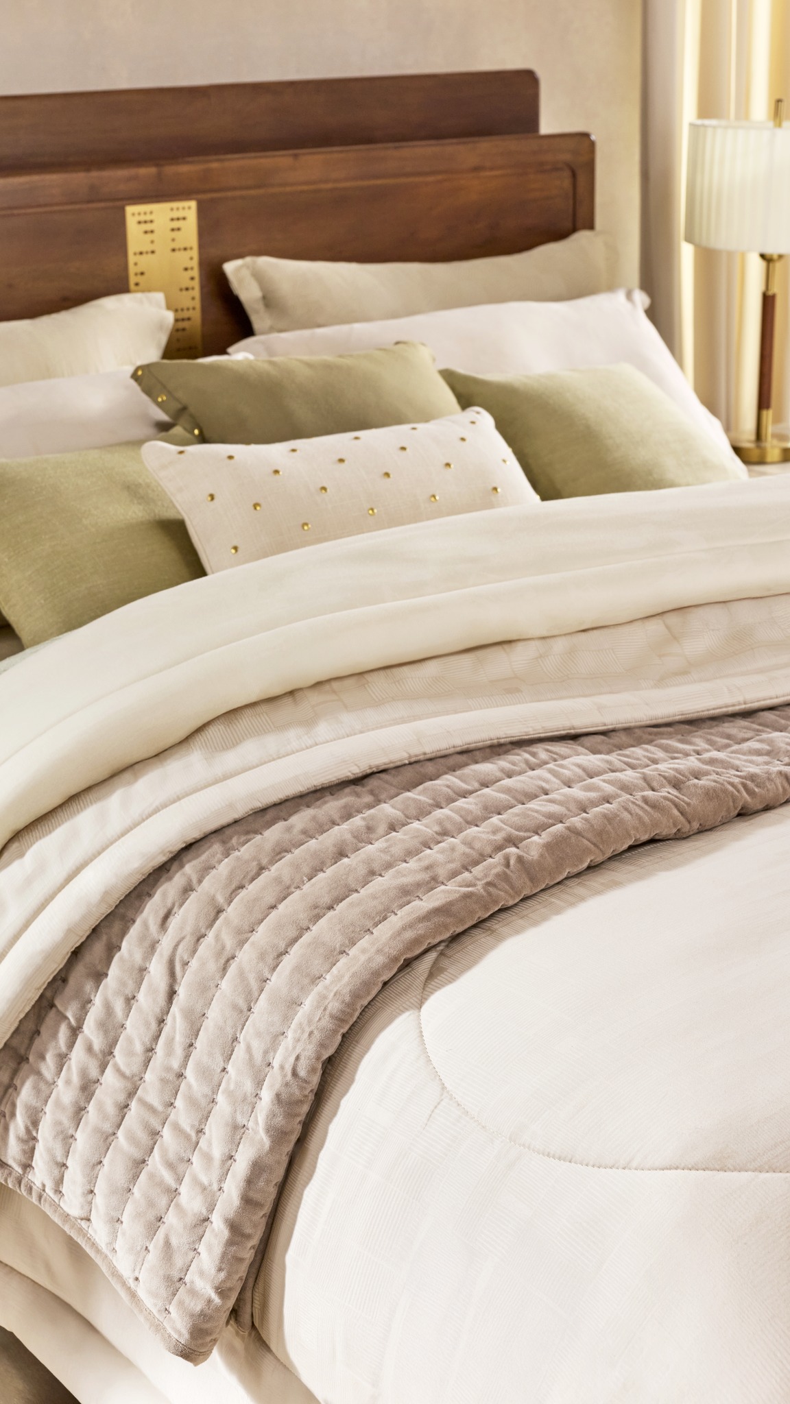 Style your bed to perfection with these handy tips Homecentre HomecentreIndia StylingTips HowTo Bedding