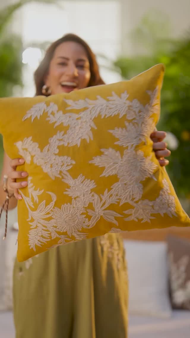 The quickest way to give a room a glow up Add some cushion Homecentre, Homecentre India, Cushion Styling, Throw Pillo...