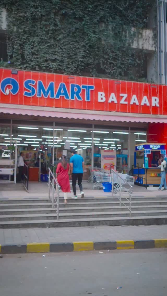 Pyaar ke pal bhi yahin, aur smart choices bhi yahin, sirf SMART Bazaar mein. HappyValentinesDay SMARTBazaar