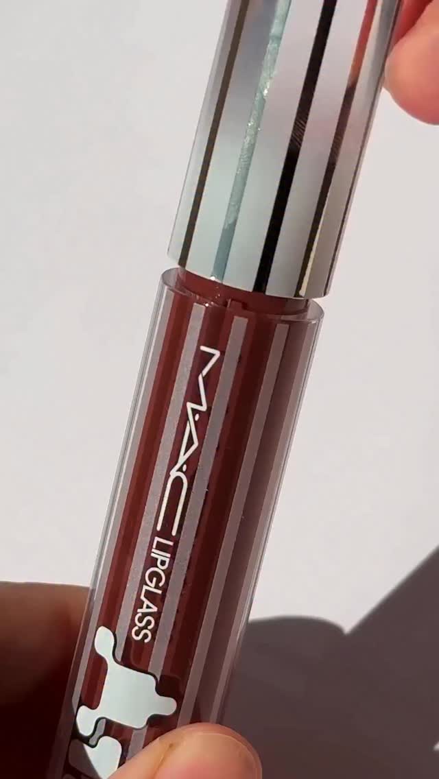 The kind of aesthetic that looks good on your lips and better on your camera roll. In frame Lipglass Air in Aesthetic