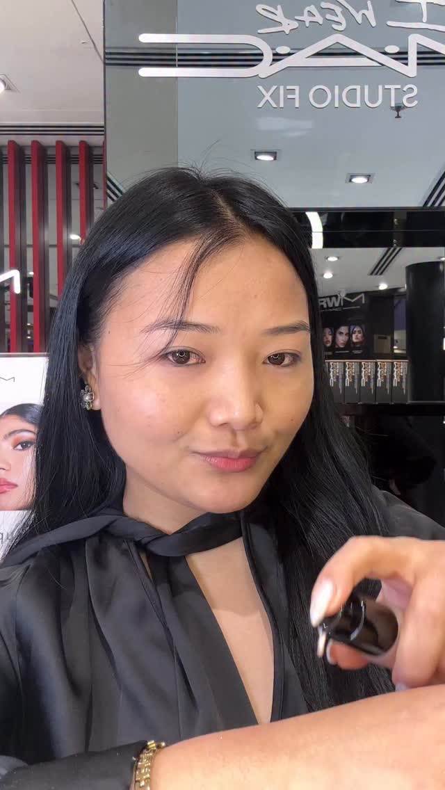 Achieve The Highlight of Your Life with zero effort Watch as this look is perfected with Skinfinish Lightstruck Liquid ...