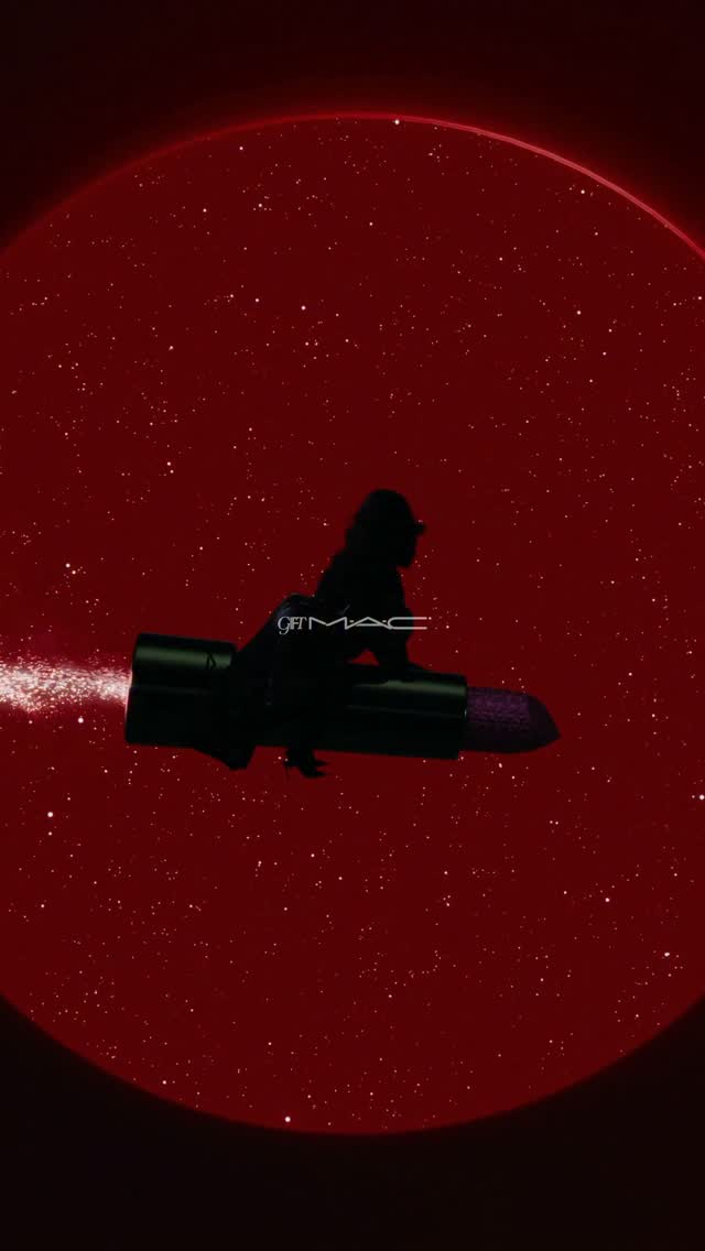  DAZZLE them with holiday gifts Present them with one, two or a few products from our limited edition colour c...