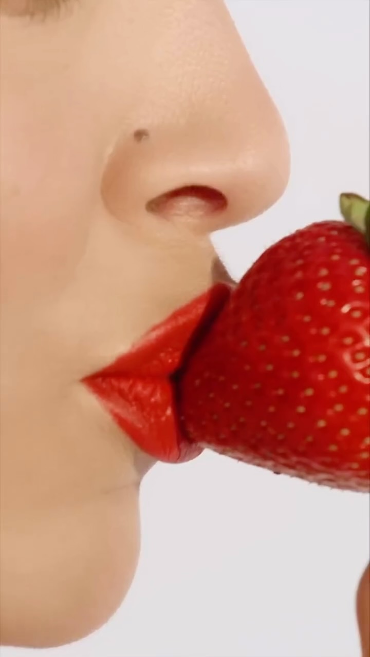 Some like it blurred. Others like it bold. dojacat only wears M.A.Cximal Silky Matte Lipstick in Lady Danger