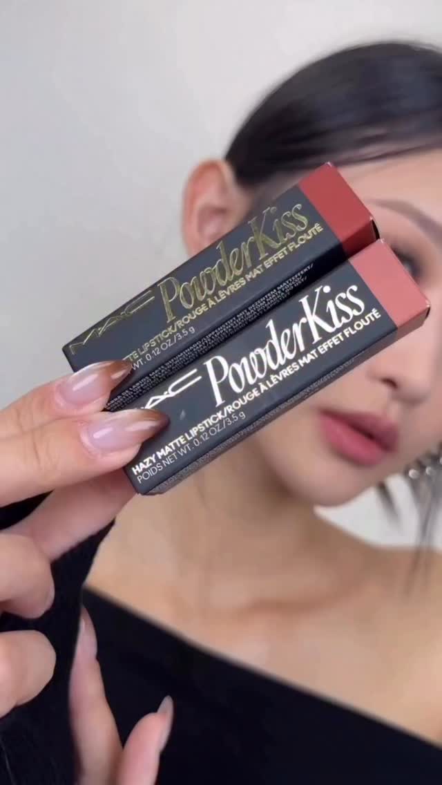 A Teddy moment with a Buzz effect Swipe your lips with Powder Kiss Hazy Matte Lipstick in Teddy 2