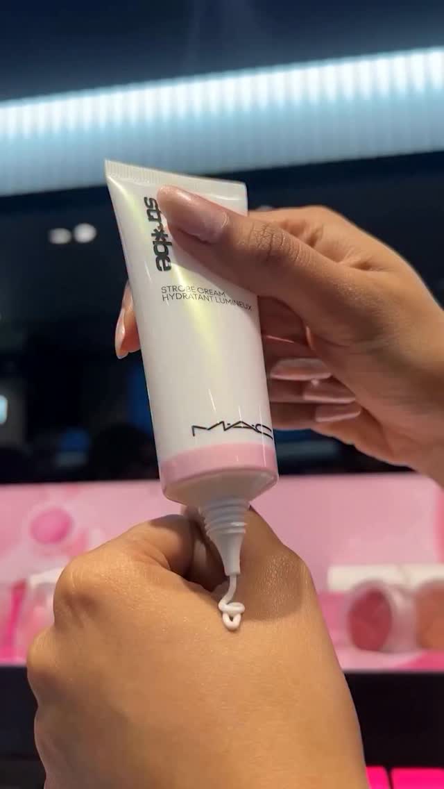 Strobe Cream hydrates, revitalizes and delivers an instant glow with light reflecting particles that work alone or under fou...