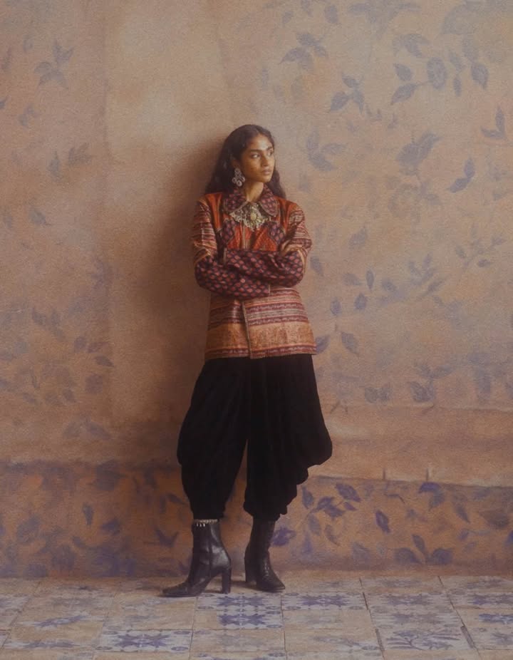 Perfectly paired with a set of black pants, this silk jacket is printed with a multitude of paisleys