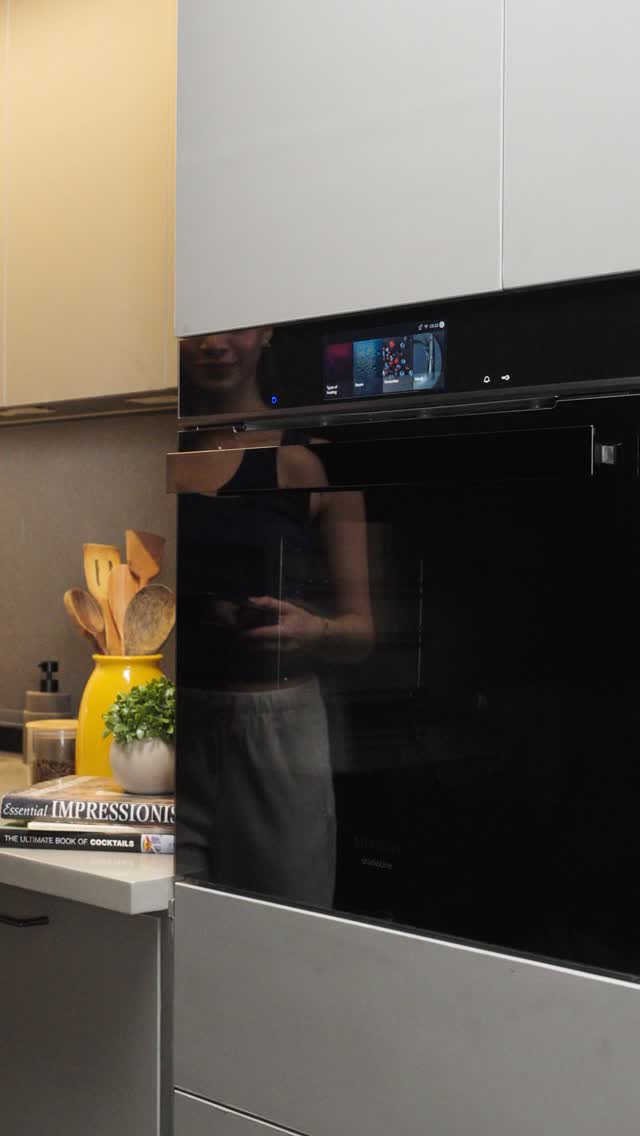 From recognising your dish to letting you monitor every step remotely, the Siemens iQ700 Oven is designed to make cooking sm...