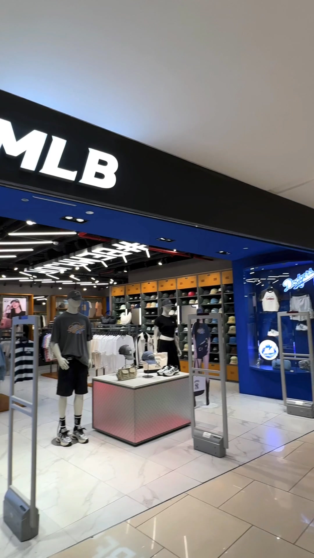 Check var nh nh xem Karina Zone t i MLB Saigon Centre v MLB Lotte Mall West Lake Hanoi c g 