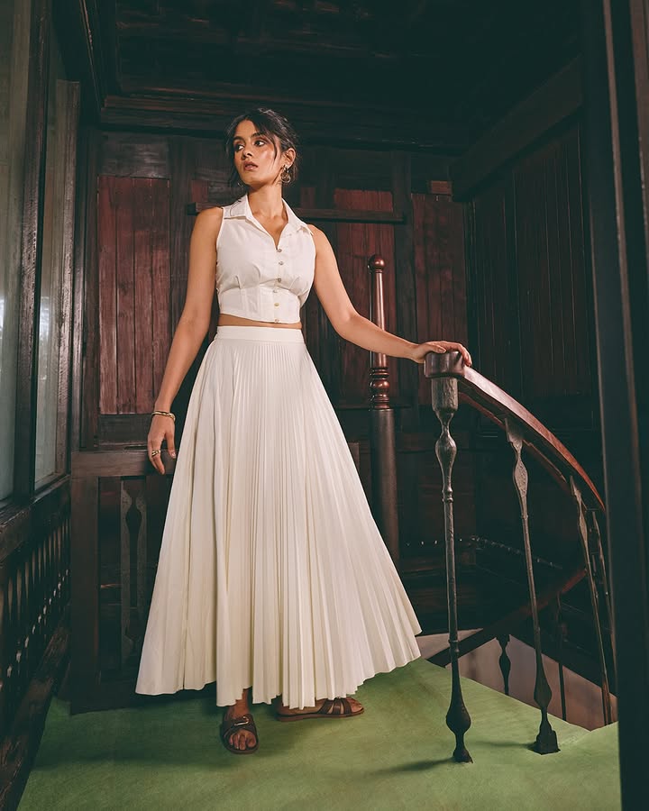 A sleeveless top paired with a matching pleated skirt, this co ord set is ideal for sunny sojourns