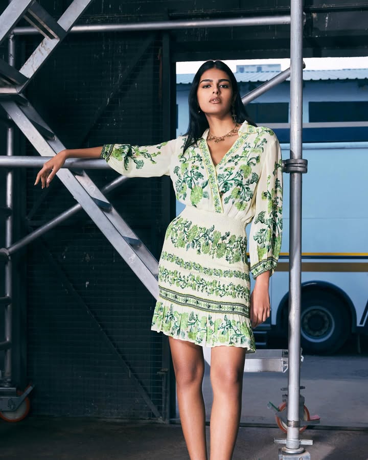 Airy, effortless and beautifully held. Fluid florals anchored by a structured smocked fit