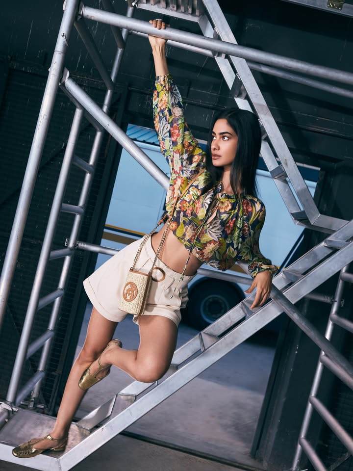 The kind of look that belongs somewhere between a beach town and a late dinner reservation