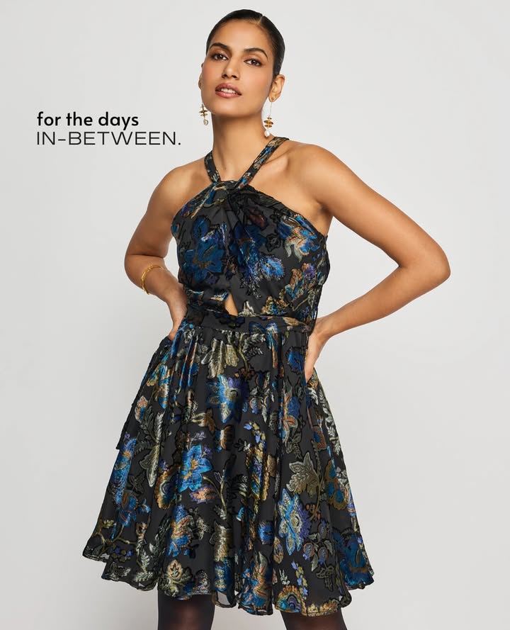 Bold florals. Bare shoulders. Just the right amount of drama. Shop the Cosenza Short Dress via the link in our bio