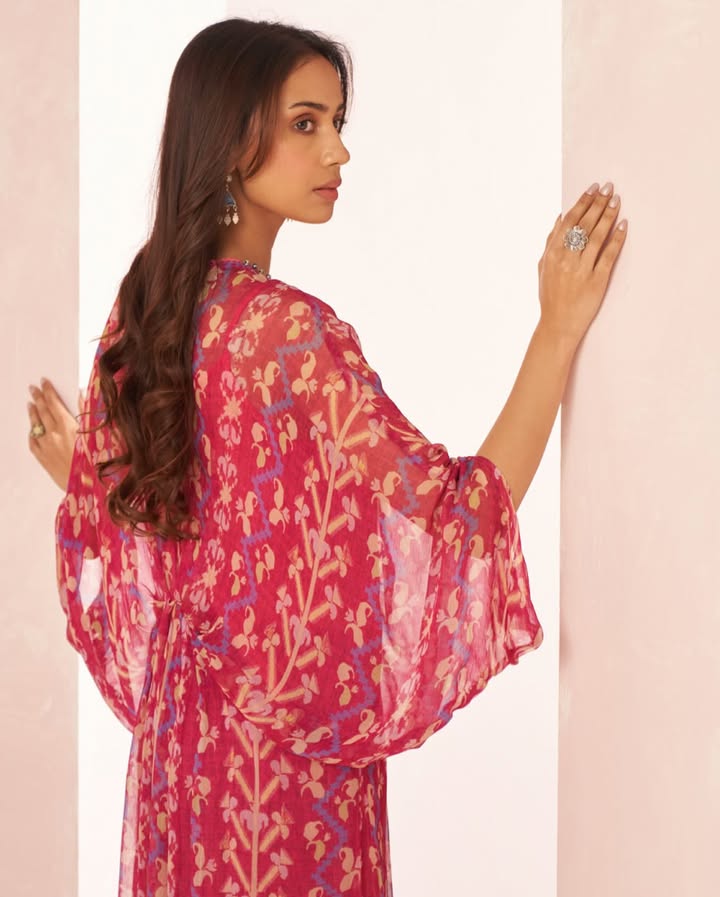 Breathable, bold, and oh so beautiful this fuchsia moment is a summer essential. Explore the collection Summer Mogra