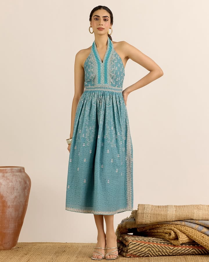 The Larisa Long Dress from the AARK SS26 collection brings together soft structure, fluid movement and modern femininity i...