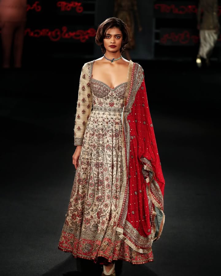 Classic paisleys and florals adorn this kalidar crafted in matka kethia silk