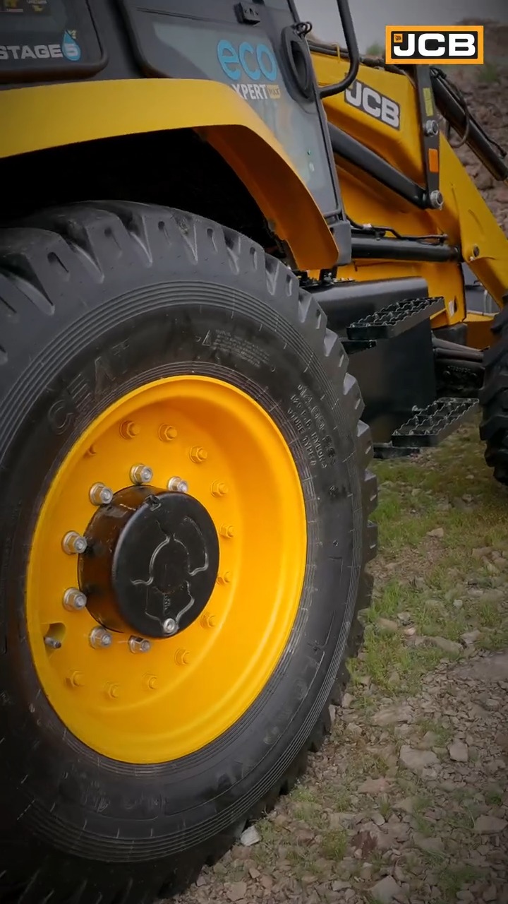 Smarter design, superior comfort, and spacious cabin to enhance your performance on every job site