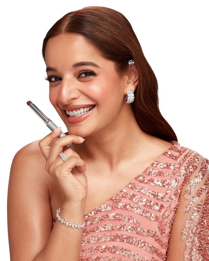 A little Nude Honey, wherever Lisa Mishra goes. Nude Honey delivers that soft sheer, buildable glam tint
