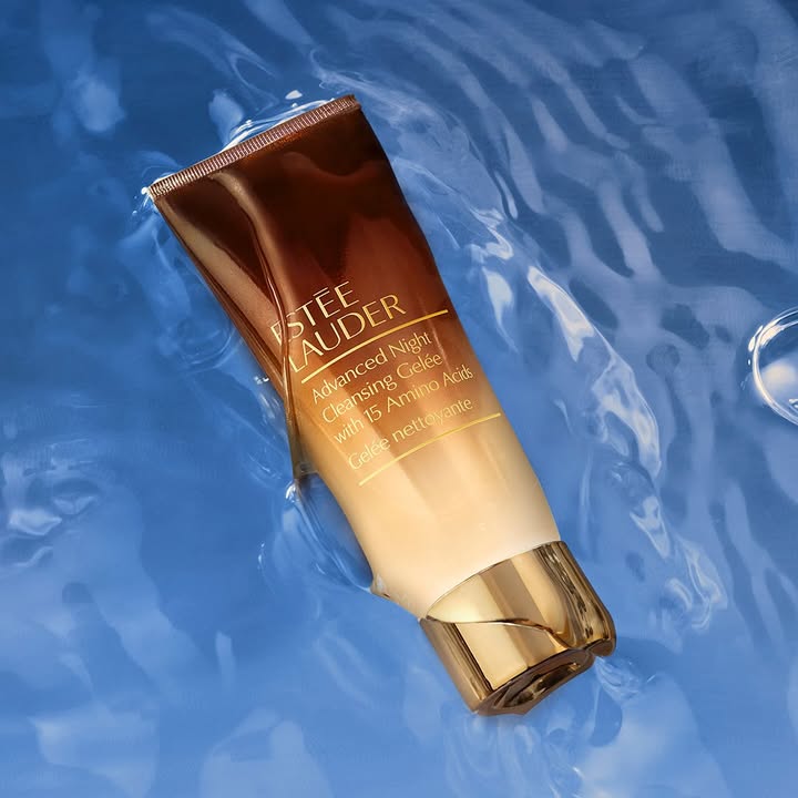 Stay perfectly prepped for what comes next Meet the Cleansing Gel e a sensorial gel to foam formula infused with 15 a...