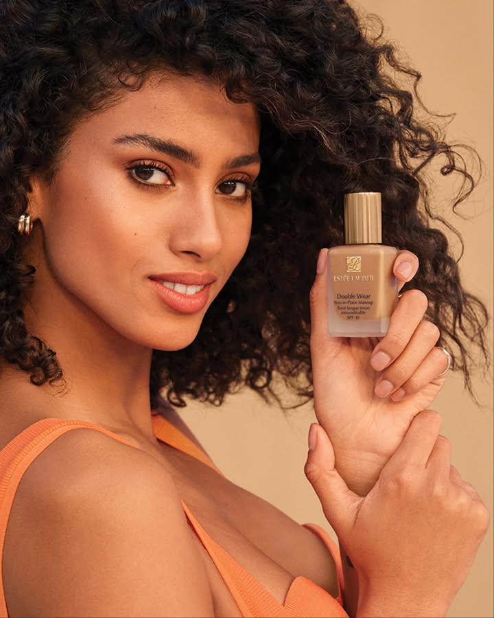 A foundation that doesnt just cover, it perfects From morning meetings to evening plans, Double Wear Foundation stays i...
