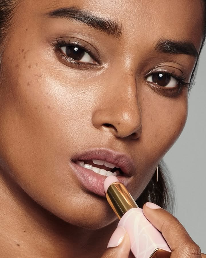 The winter lip essential Pure Color Envy Replenish Lip Balm delivers an effortless glide, continuous hydration, and a soft ...