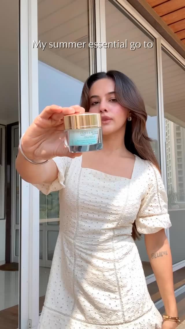 Light, fresh, and easy like sorbet on a sunny day. DayWear Sorbet Cr me provides melt in hydration