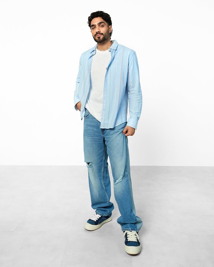 Tucked in, untucked, layered, or solo. The Oxford shirt just gets it right. Find it now on Levi.in.