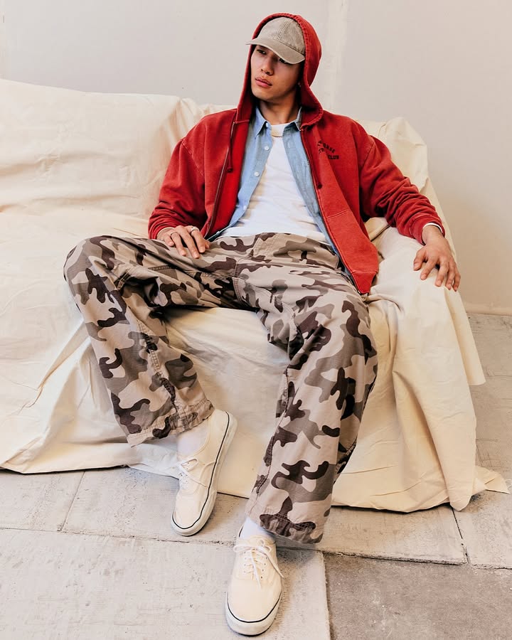 The art of layering, done easy with Levis cargos.