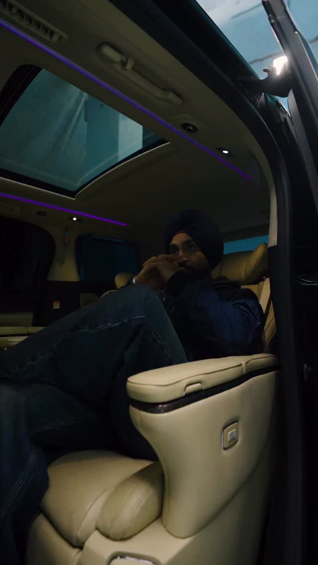 Nothing but vibes when diljitdosanjh is on the Levis set.