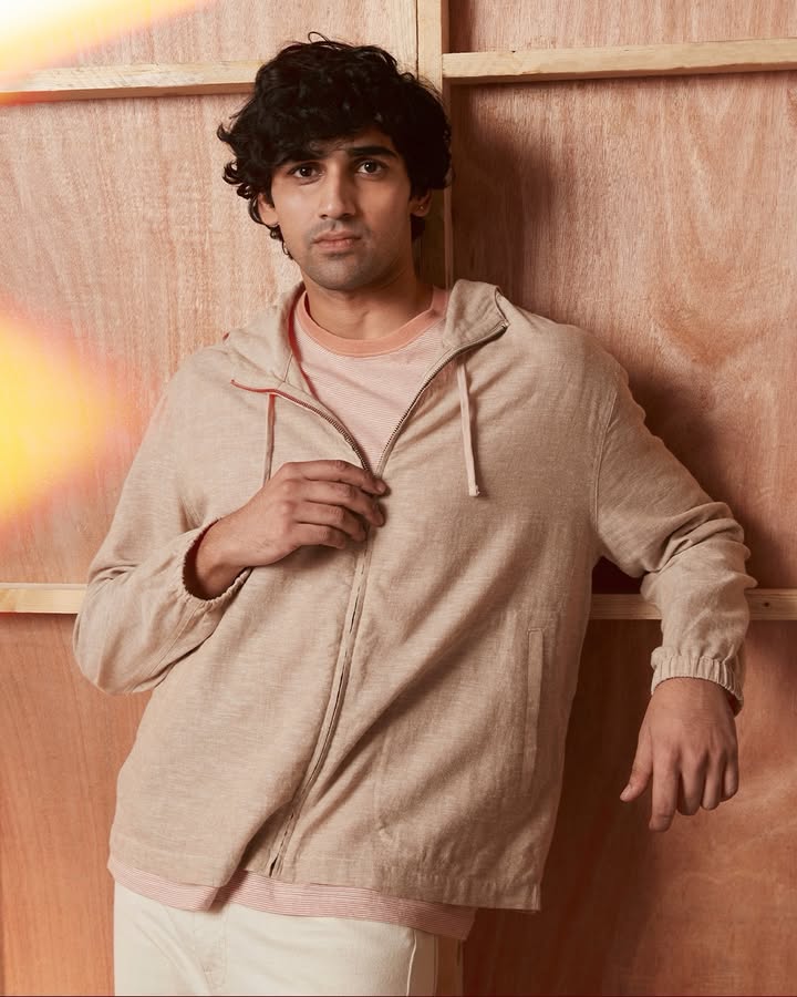 Breezy, easy, and living in linen. Shop New Arrivals on Levi.in.