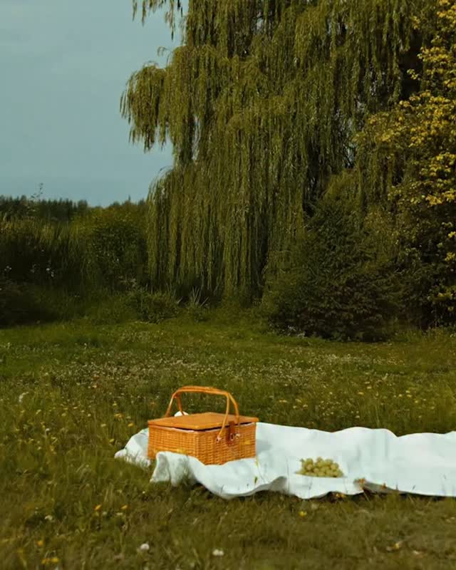  The Holiday Edit Unfolds as a holiday escape, inspired by sun soaked days, relaxed getaways, and the calm rhythm...