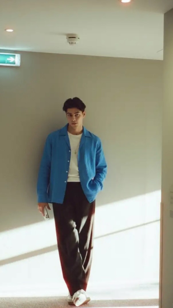 For the evenings that turn into stories. And the fit that keeps up the whole way through