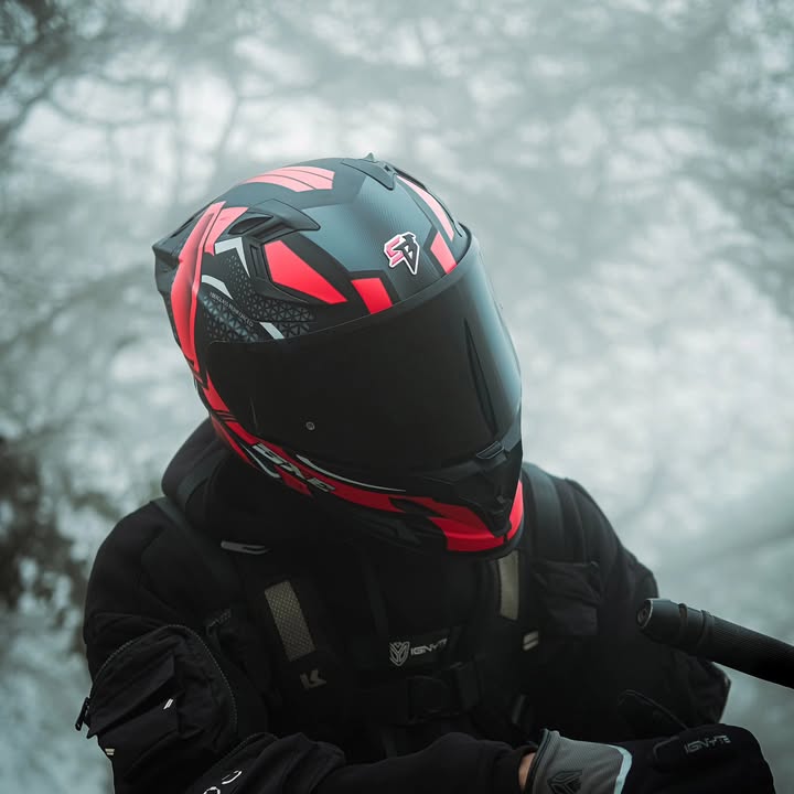 Command the streets with the SBH 61 SXE, where safety blends with sharp performance