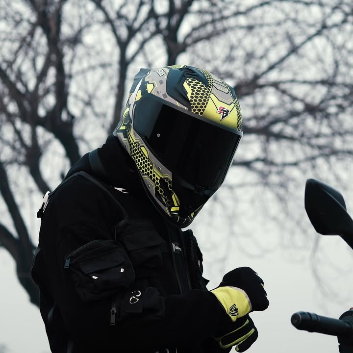 SBH 61 SXE Experience the perfect blend of style, comfort, and protection with the ultimate full face helmet