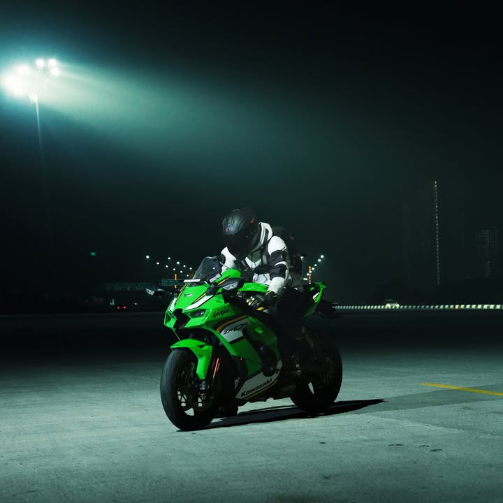 Meet the SB 120 FIGHTER with ECE 22.06, featuring a striking finish that delivers bold, race inspired style