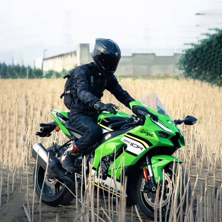 The Steelbird SB 120 Fighter Carbon combines bold style with ECE 22