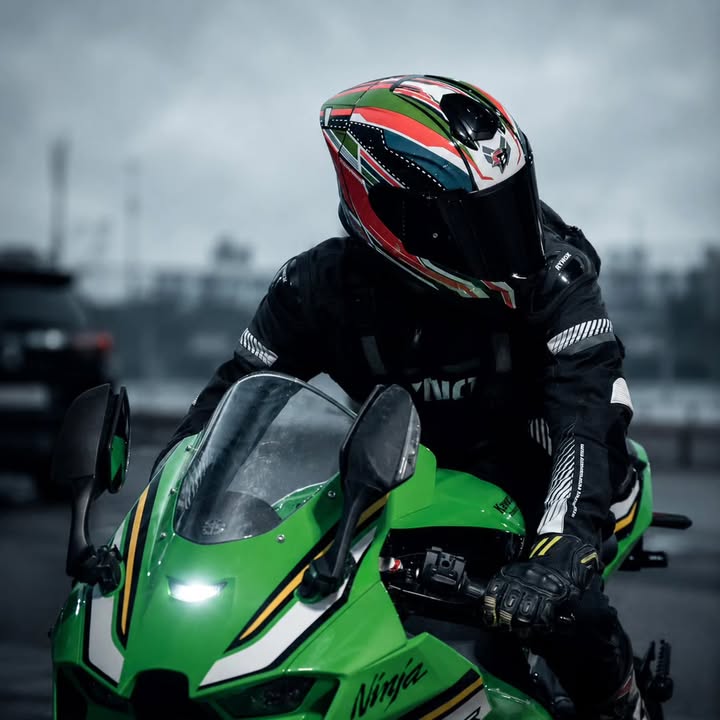 Bold looks. Trusted protection. Ride every mile with confidence in the SB 120 ISS Fighter ECE 22.06