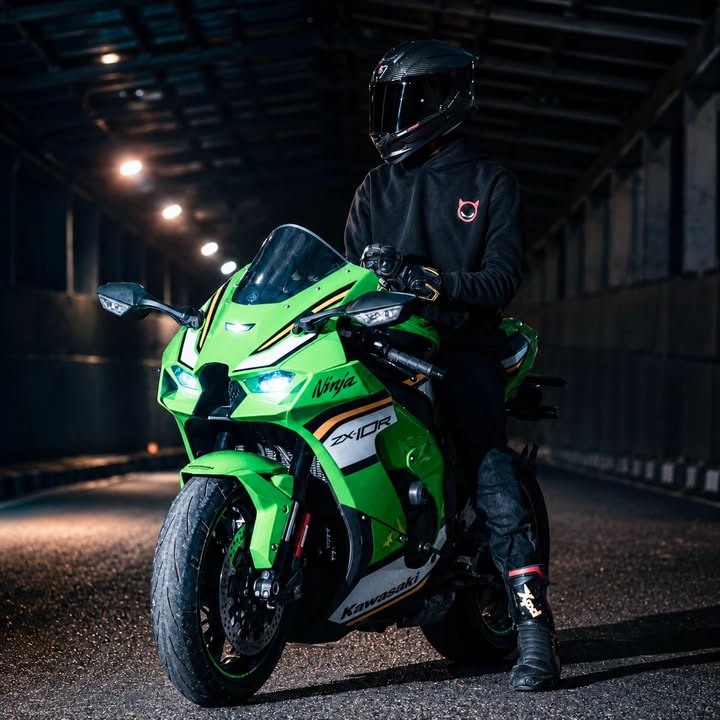 The all new steelbird SB 120 Fighter Carbon offers bold style with ECE 22
