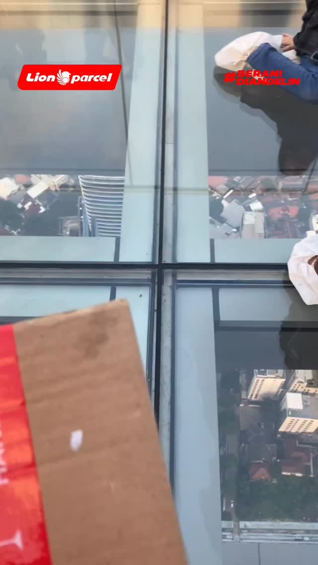 Kirim paket sampe ke gedung tertinggi di Indonesia Emang LionParcel paling BeraniDiandelin ...